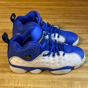 Jordan Jumpman team II BG boys grade school gym shoes blue/white size 4.5Y